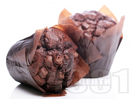 Мъфини с какао, кафе и парченца шоколад - снимка на рецептата